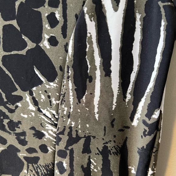 Studio 59 Olive Green & Black Animal Print s/s Peplum Top - Picture 6 of 9